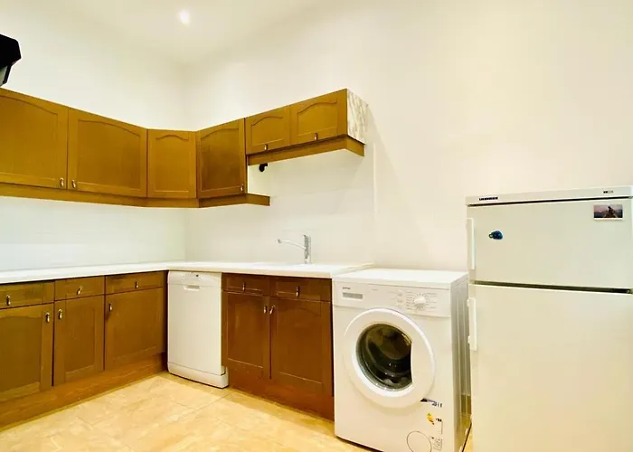 Bright 2br Retreat Steps From Westbahnhof Apartment