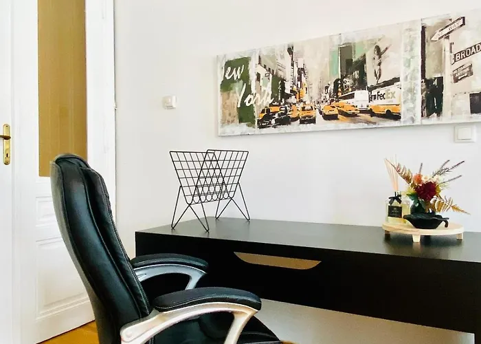 Bright 2br Retreat Steps From Westbahnhof Apartment
