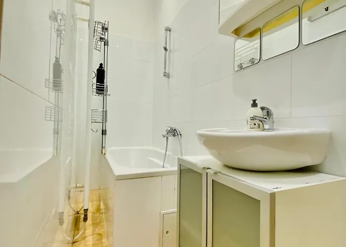 Bright 2br Retreat Steps From Westbahnhof Apartment Vienna
